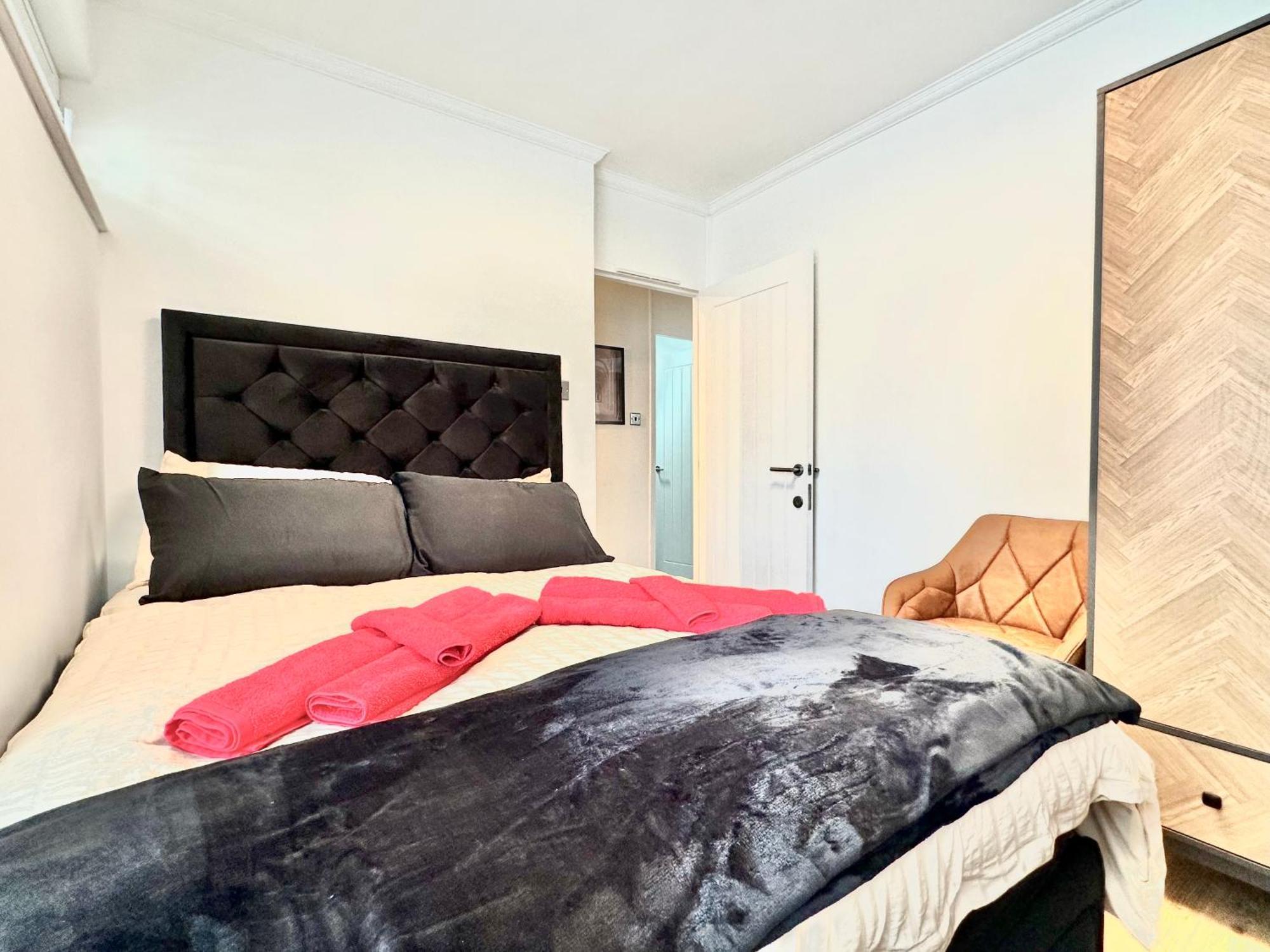 Newly Refurbished 3 Bed Flat Free Parking Londen